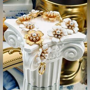 🆕 OSCAR DE LA RENTA 🧿 NWOT White Enamel Cherry Blossom & Pearl Bracelet